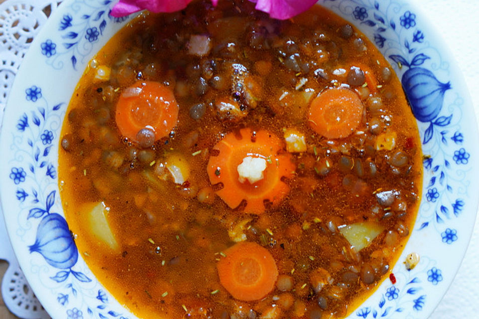 Italienische Tomatensuppe mit braunen Linsen und Gemüse