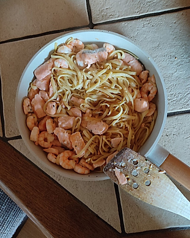 Knoblauchspaghetti mit Garnelen und Lachs