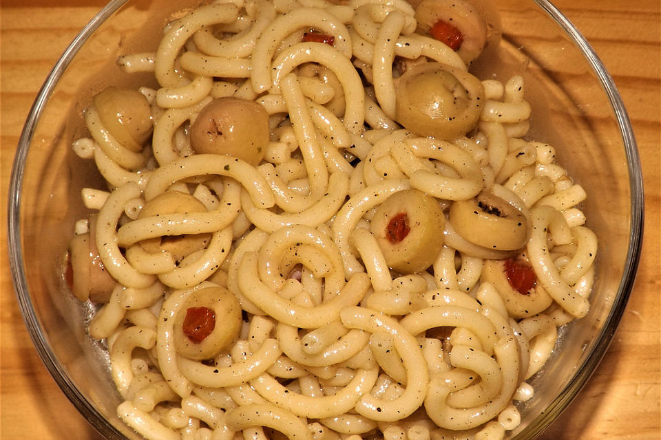 Nudel-Oliven-Salat mit Essig-Öl-Dressing