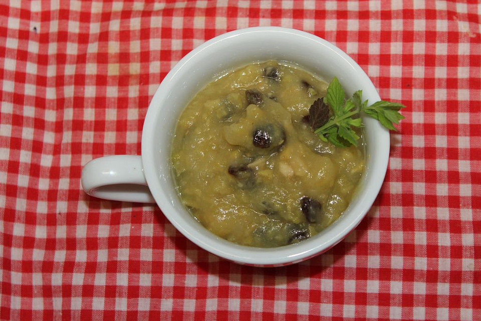 Fall-Äpfel-Brei mit Apfelsaft und Rosinen