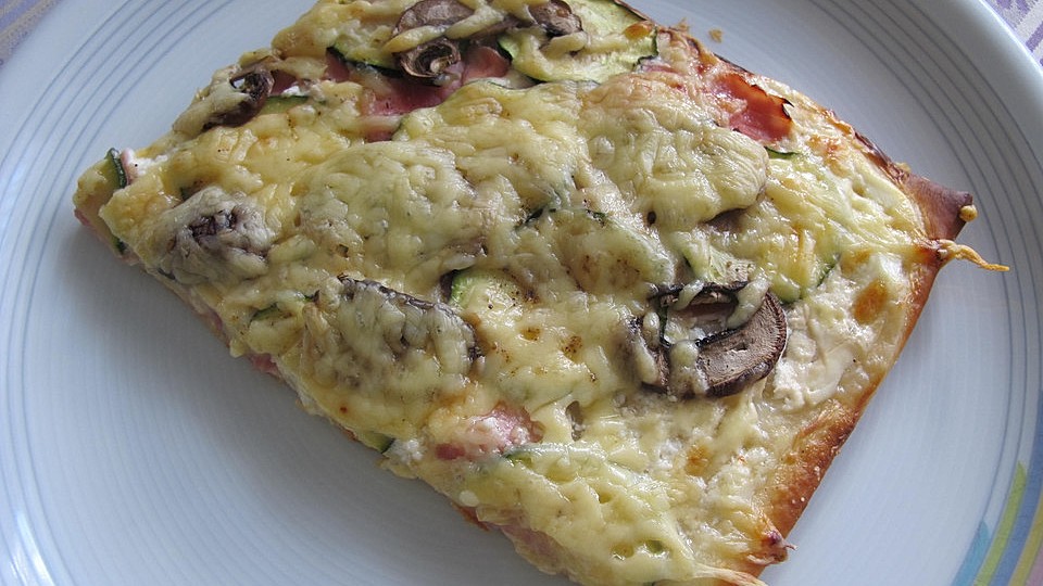 Pizza Bianca Mit Schinken Zucchini Und Pilzen Von Monika Chefkoch