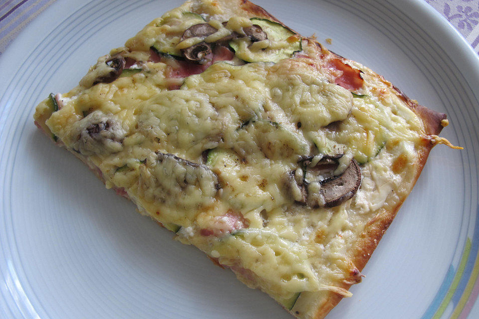 Pizza bianca mit Schinken, Zucchini und Pilzen