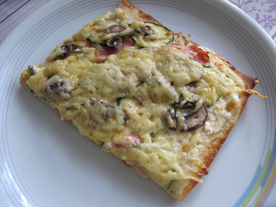 Pizza bianca mit Schinken, Zucchini und Pilzen von Monika Chefkoch