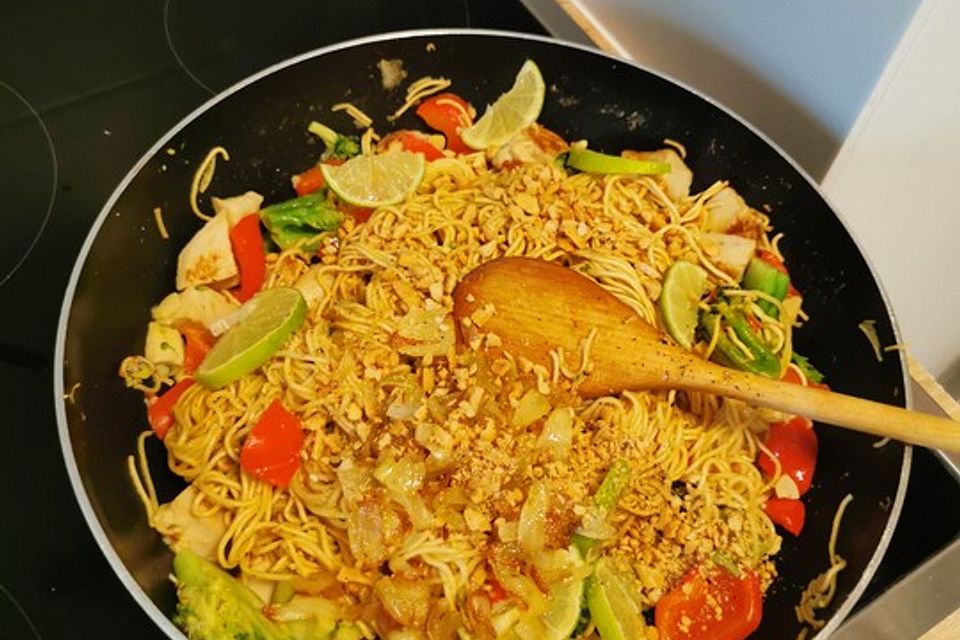 Mie-Nudeln mit Hähnchen in Erdnusssauce