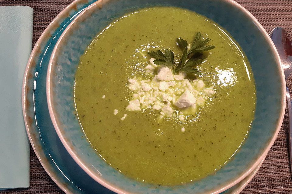 Zucchinisuppe mit Erbsen und Feta