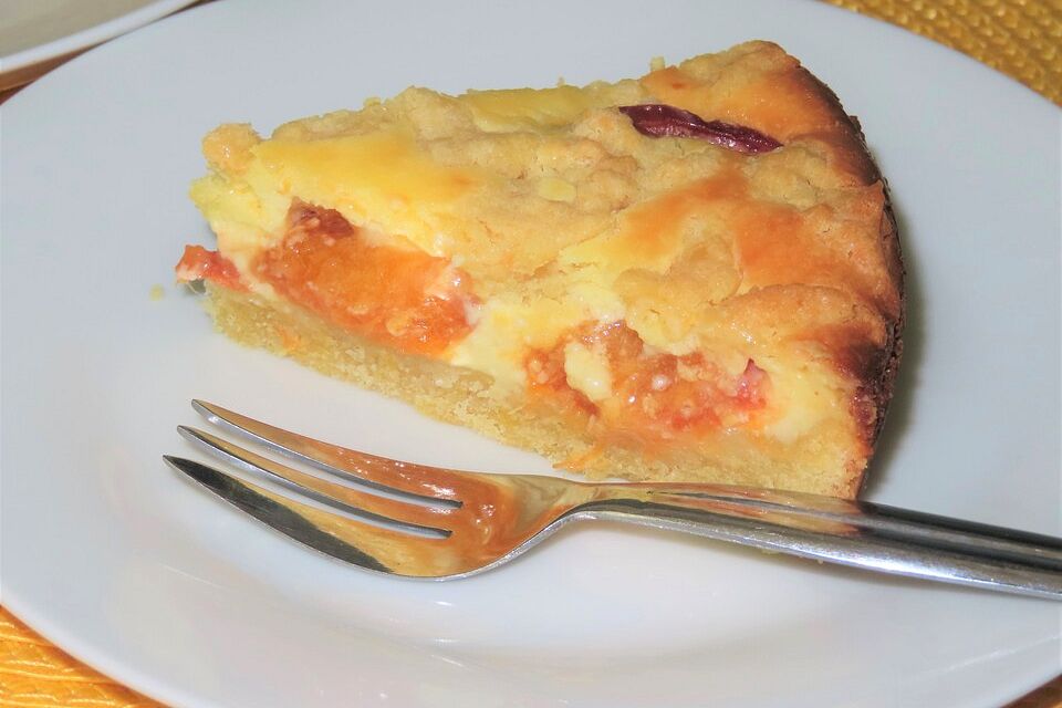 Aprikosenkuchen mit Mascarponefüllung und Streuseln