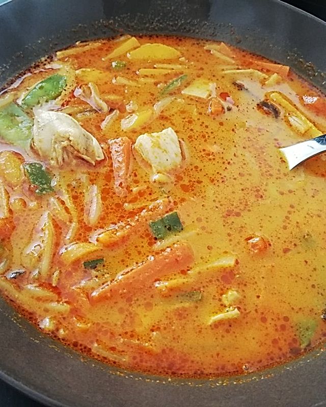 Thai-Suppe mit Kokos und Hühnchen
