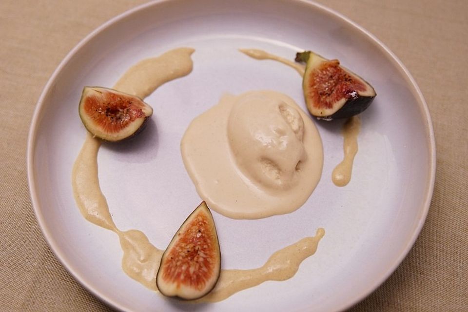 Tahini Ice Cream, Cardamom Anglaise, Filo Tuile, Figues brûlées