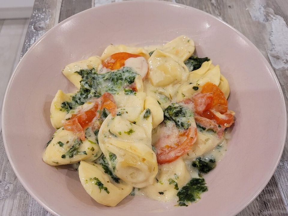 Käse-Tortellini mit Spinatkäsesoße und Tomaten von LadyJenny1185| Chefkoch