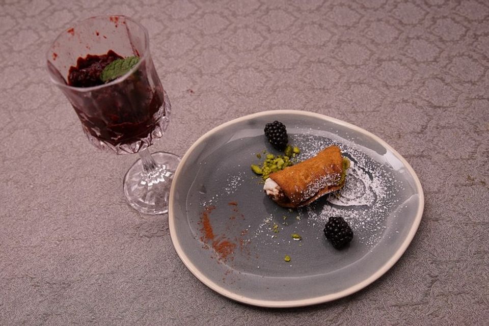 Cannoli siciliani mit Ricotta-, Schoko- und Pistazienfüllung, Brombeer-Vanille-Minz-Granitá