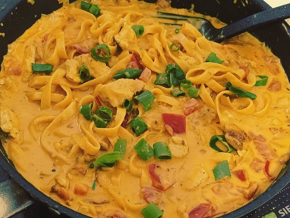 Tagliatelle mit indischer Kokoscurrysoße und Hähnchen von Weedalf| Chefkoch