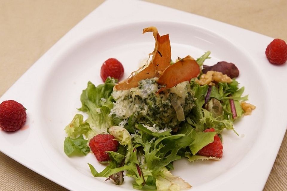 Spinatknödel mit Bergkäse und Thymian-Schinkenchips auf Wildkräutersalat