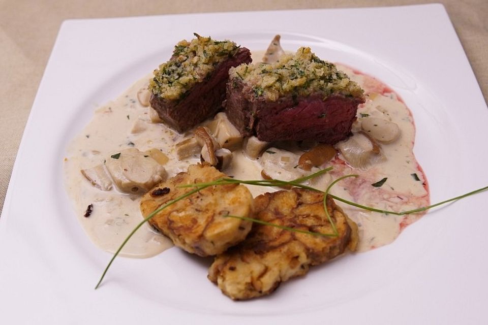 Rindersteak mit Kräuterkruste an Steinpilzsauce und gebratenen Laugentalern