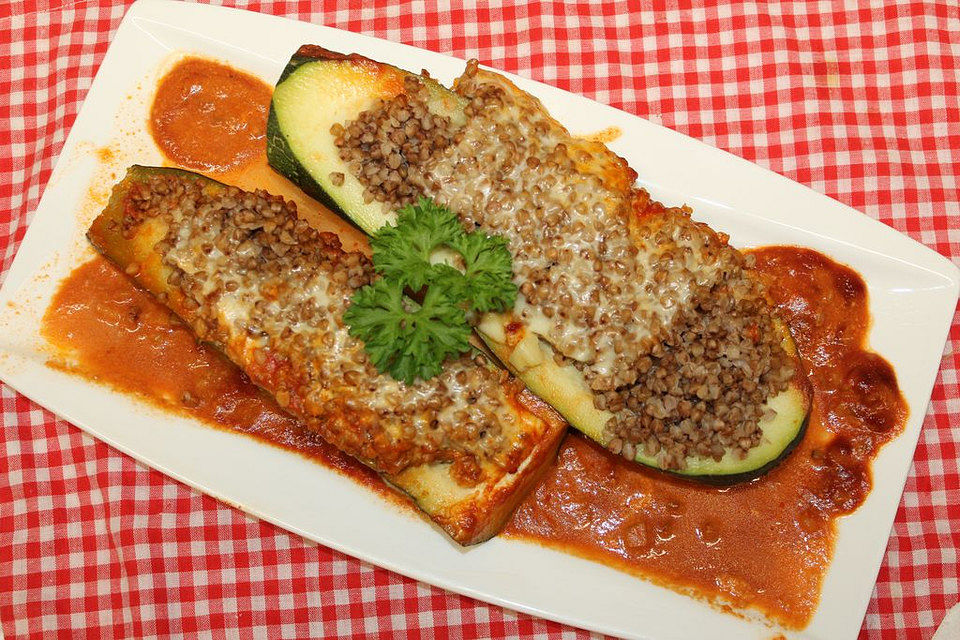 Mit Buchweizen gefüllte Zucchini-Schiffchen in Tomaten-Sahne-Sauce