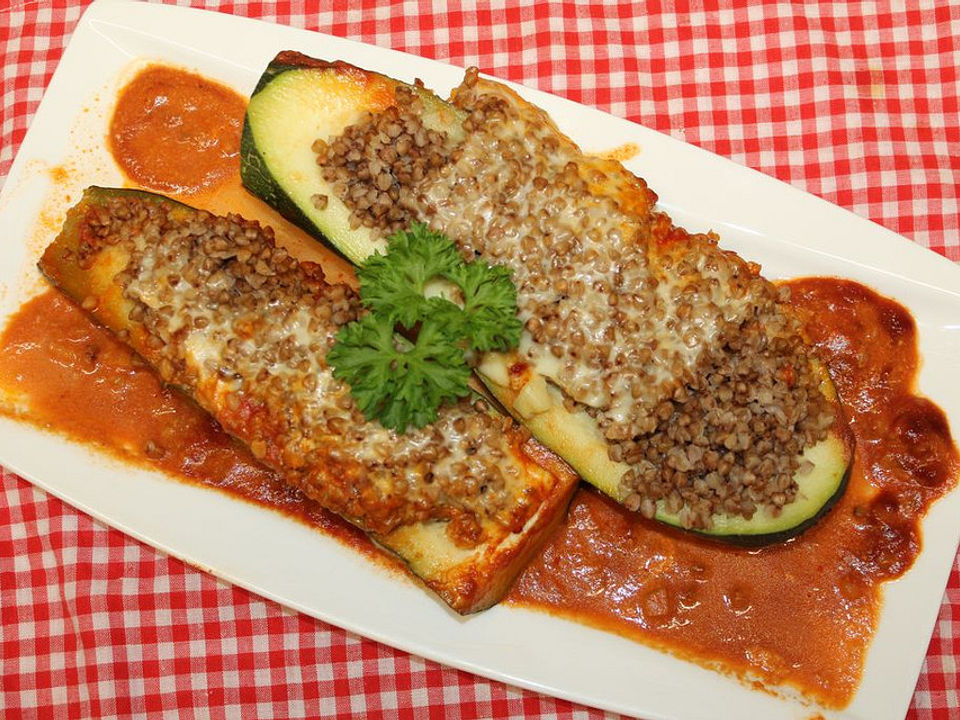 Mit Buchweizen gefüllte Zucchini-Schiffchen in Tomaten-Sahne-Sauce von ...