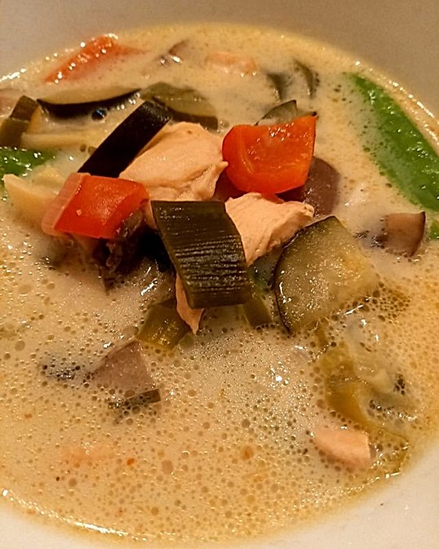 Scharfe Thai Suppe mit Garnelen, Hähnchen und Kokosmilch