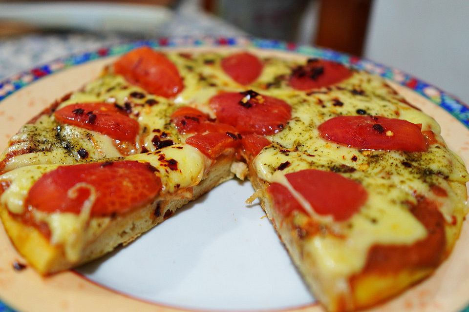 Pizza Margherita mit Mozzarella und Tomaten