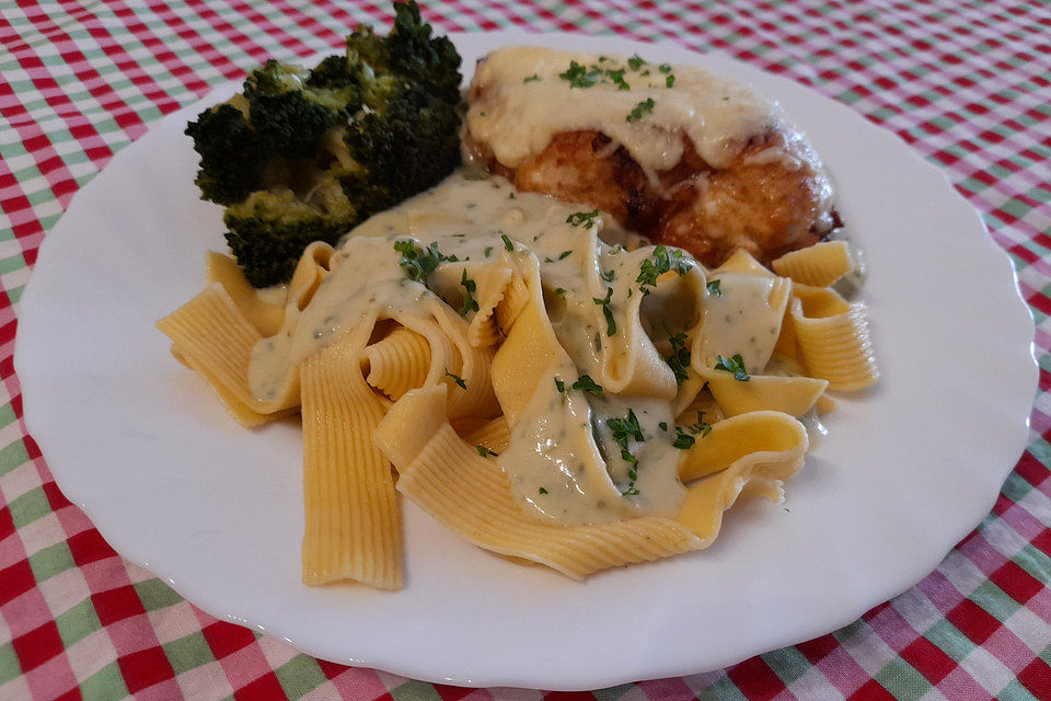 Hähnchenbrustfilets mit Brokkoli und Knoblauchsauce