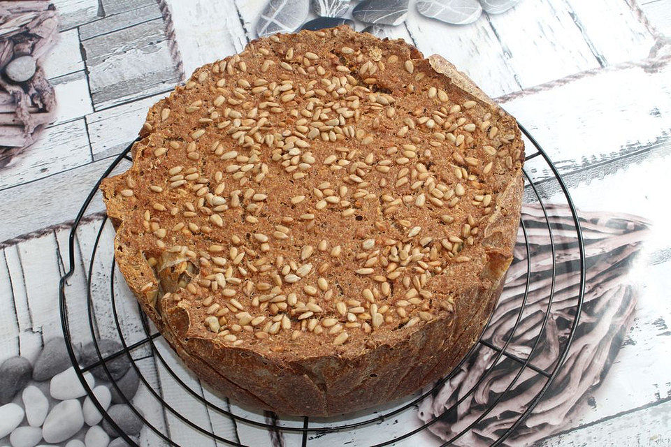 Dinkel-Weizen-Mandel-Sonnenblumenkern-Vollkornbrot mit Sauerteig aus dem Bräter