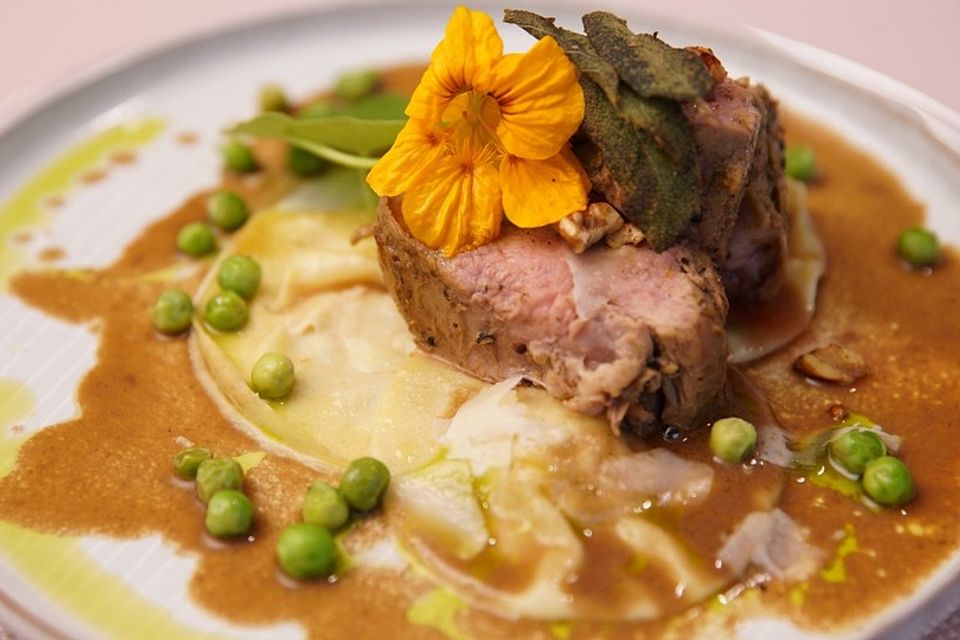 Gefüllte Pasta, Filet vom Milchkalb, Erbsen und dunkle Jus