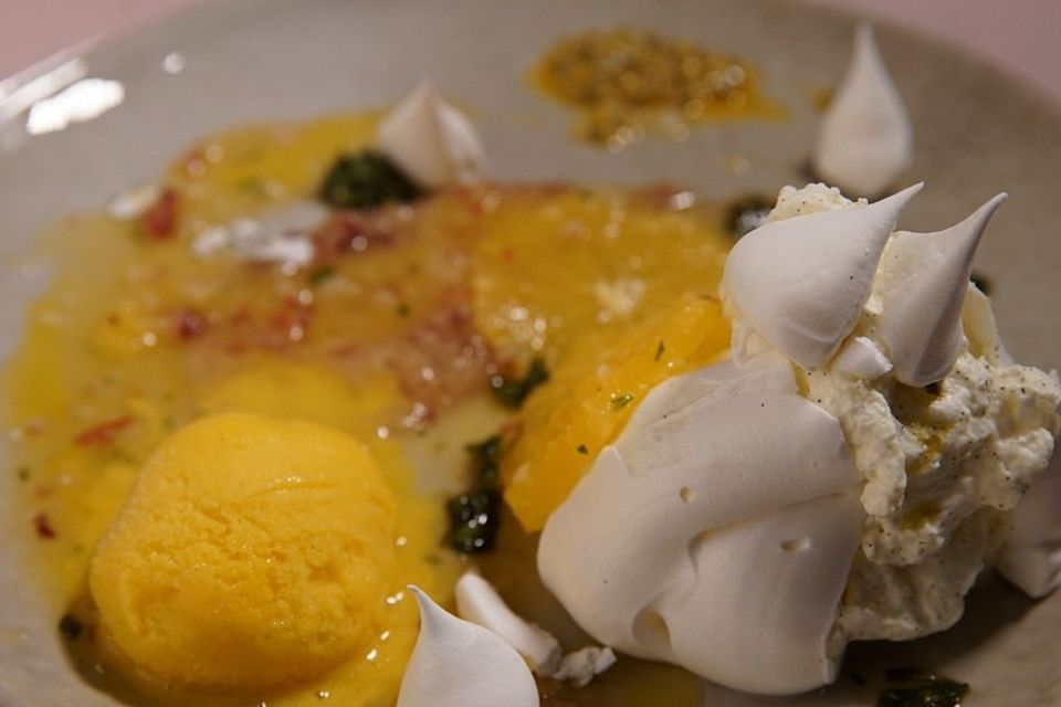 Pavlova, Mango-Passionsfrucht-Sorbet und gelbe Früchte