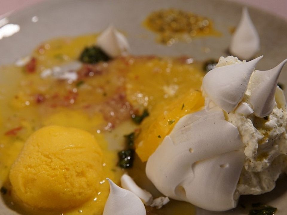 Pavlova Mango Passionsfrucht Sorbet Und Gelbe Fruchte Von Dasperfektedinner Chefkoch