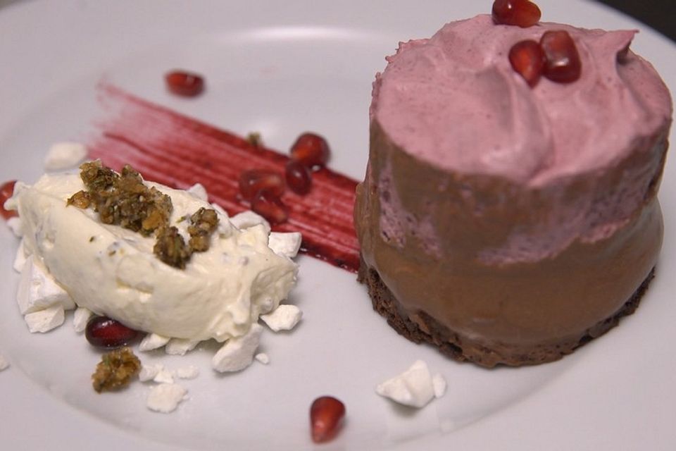 Cassis-Törtchen mit zweierlei Mousse, marinierten Beeren, Joghurt-Nocken, Rosmarin-Lavendel-Karamell und Meringen-Crumble