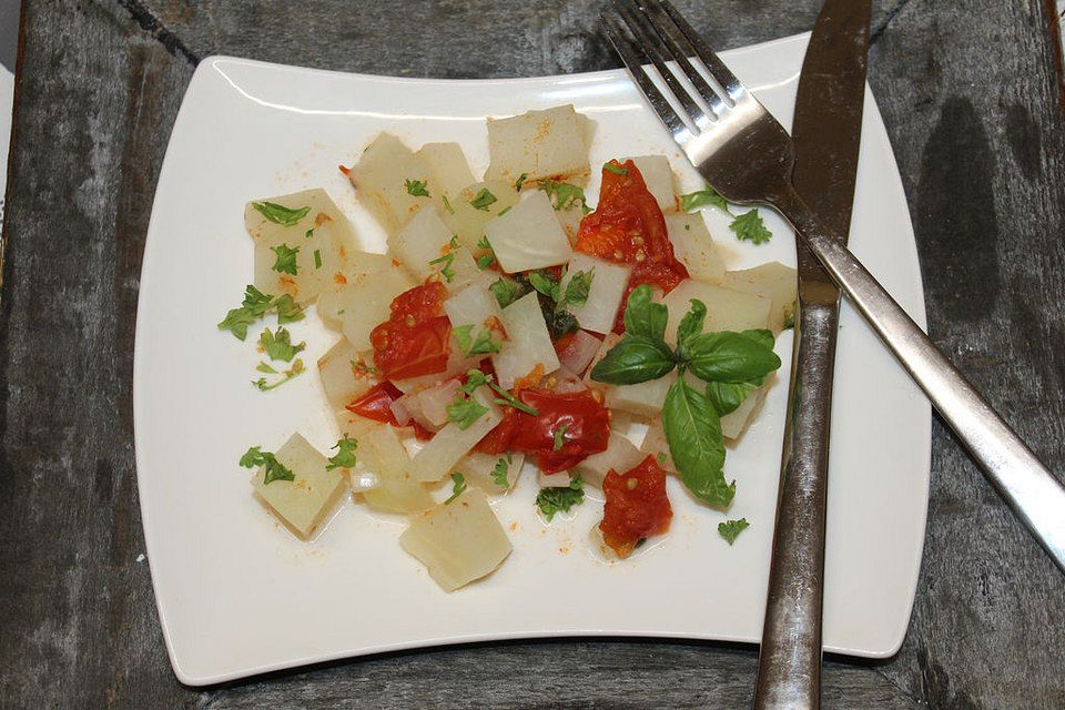 Kohlrabi mit Tomaten und Zwiebeln