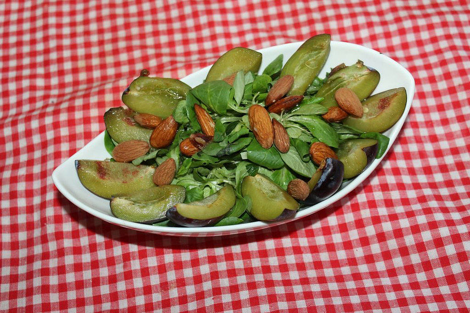 Feldsalat in Vinaigrette mit Zwetschgen