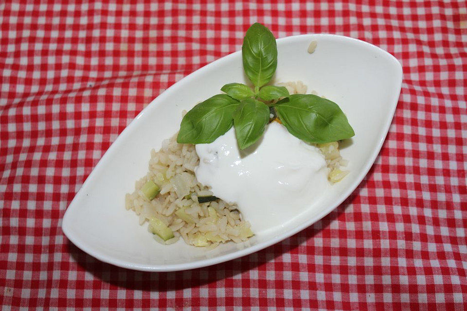 Naturreis-Gemüse-Pfanne mit saure Sahne-Topping