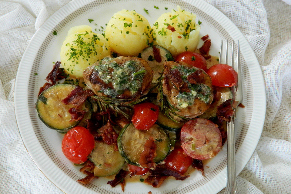 Schweinemedaillons in Tomaten-Zucchini-Rahm