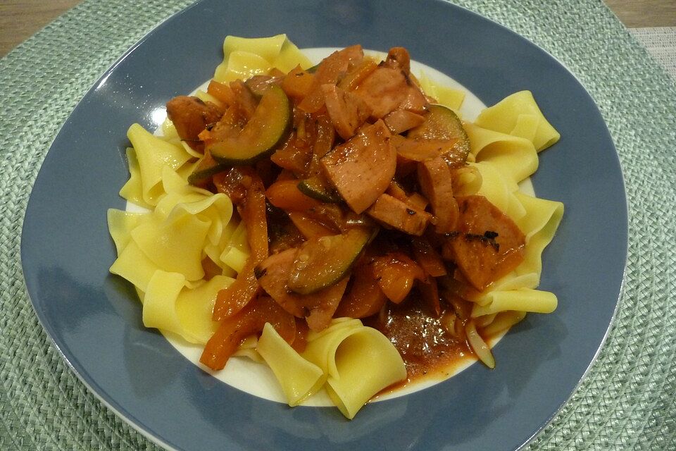 Buntes Wurstgulasch mit Paprika und Zucchini