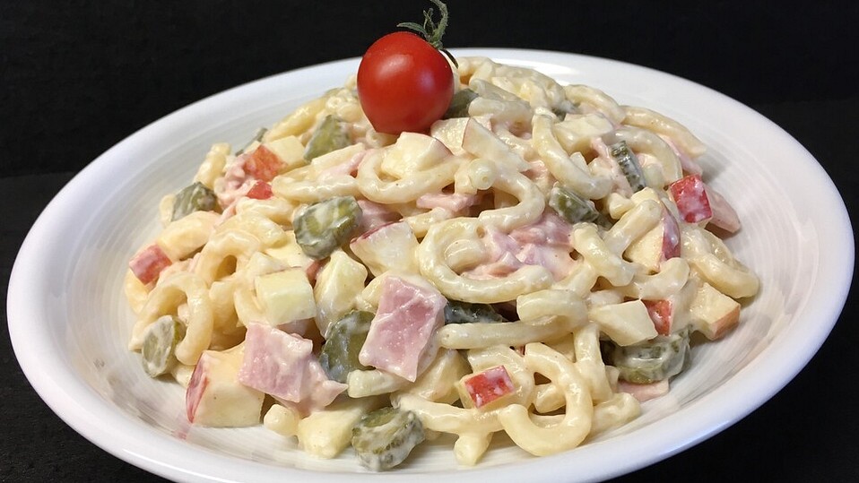 Leichter Nudelsalat mit Äpfeln, Gewürzgurken und Kochschinken von zuiko