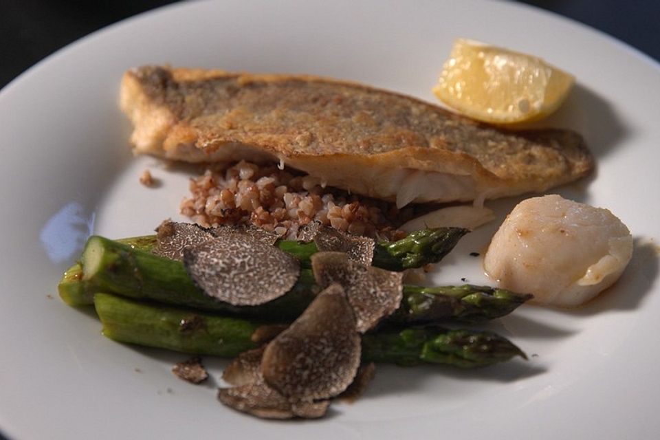 Doradenfilet gebraten, auf Buchweizenbett mit frischen Trüffeln und Spargel