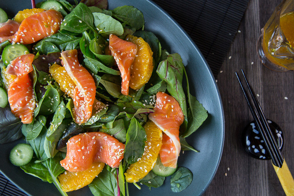 Winterlicher Salat mit Lachs Sashimi und Orangen