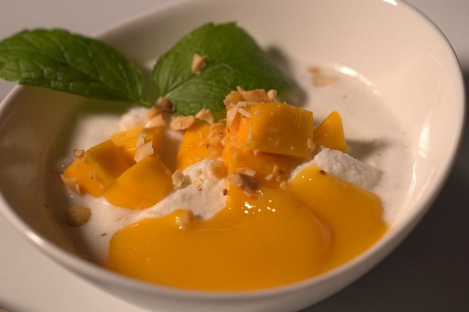 Halbgefrorene Kokoscreme mit Mango