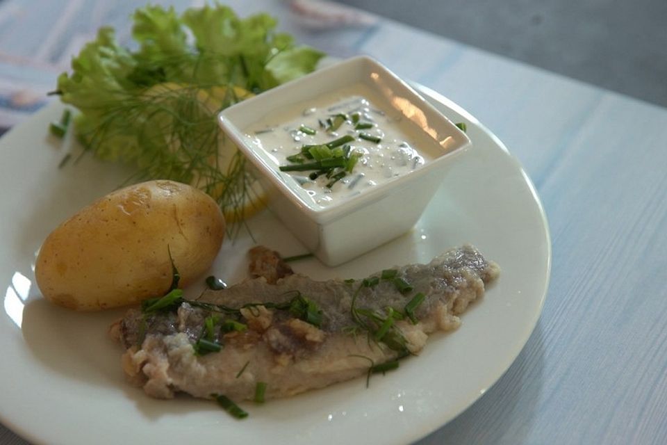 Glückstädter Matjes in Zitronenbutter gebraten, mit Pellkartoffeln und Schnittlauchschmand