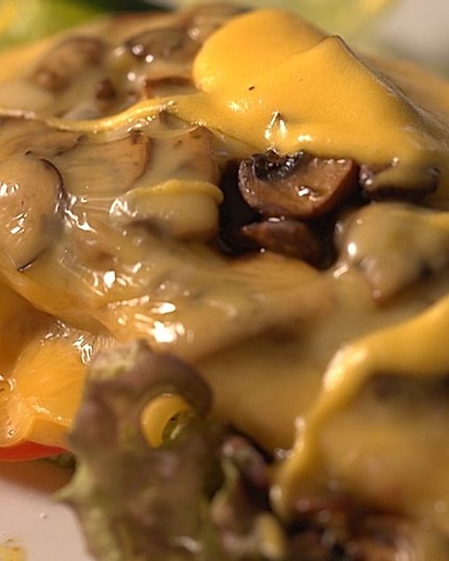 Glückstädter Teufel – gebratenes Putenschnitzel mit Champignons, Käse und Sauce Hollandaise überbacken auf Salatbett, dazu Bratkartoffeln