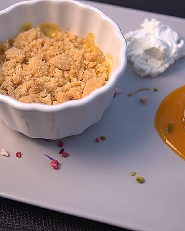 Aprikosen-Crumble mit Vanillecreme und Aprikosen-Pannacotta-Eis am Stiel