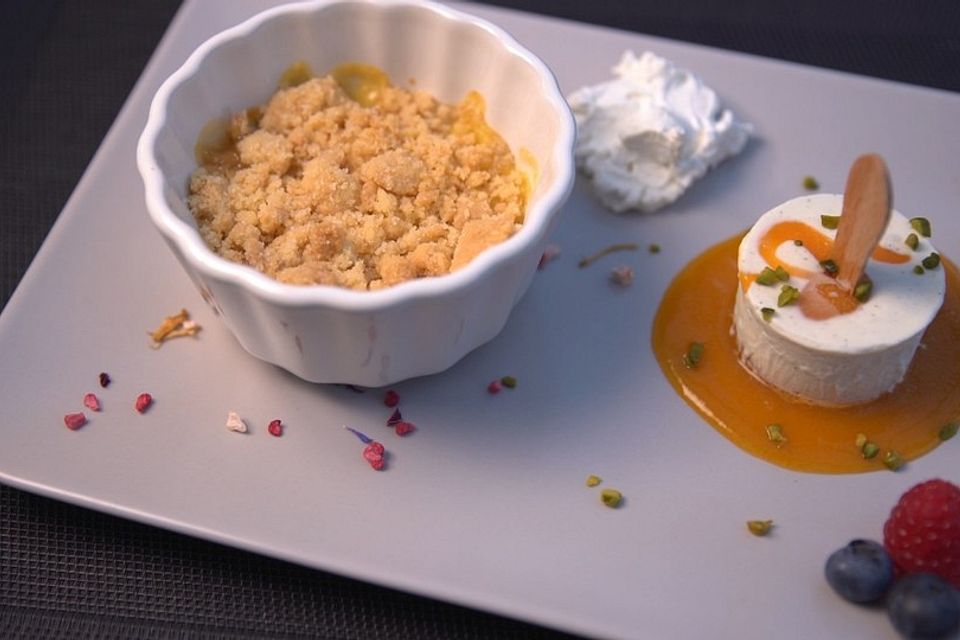 Aprikosen-Crumble mit Vanillecreme und Aprikosen-Pannacotta-Eis am Stiel