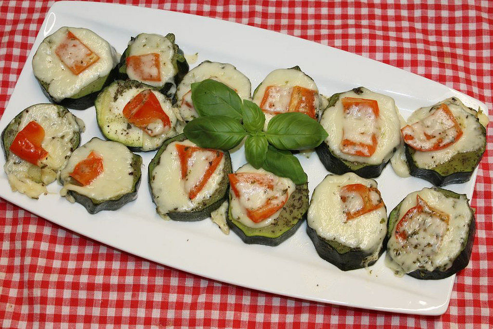 Vegetarische Zucchini-Mini-Pizzen aus der Pfanne