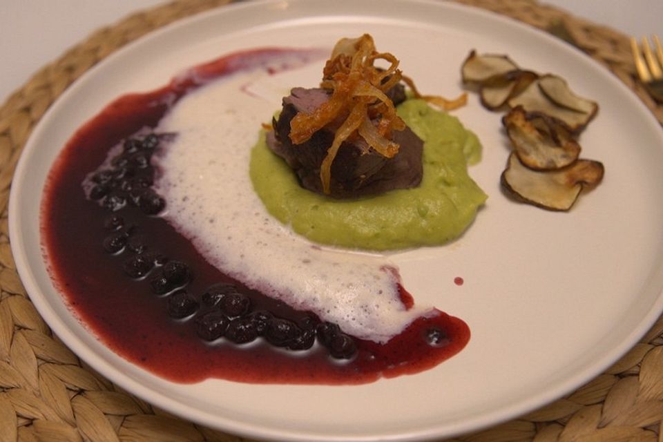 Bergisch Beef auf Erbsen-Minz-Espuma mit Blaubeer-BBQ-Sauce, Heumilchschaum und Topinambur-Chips