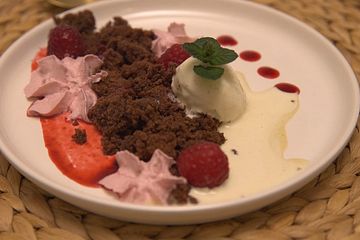 Brownie-Crumble mit Tonkabohnen-Eis und Himbeer-Espuma