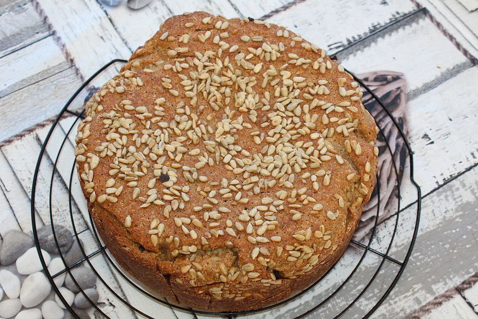 Dinkel-Hafer-Vollkorn-Brot mit Mandeln und Flocken sowie Sauerteig aus dem Bräter