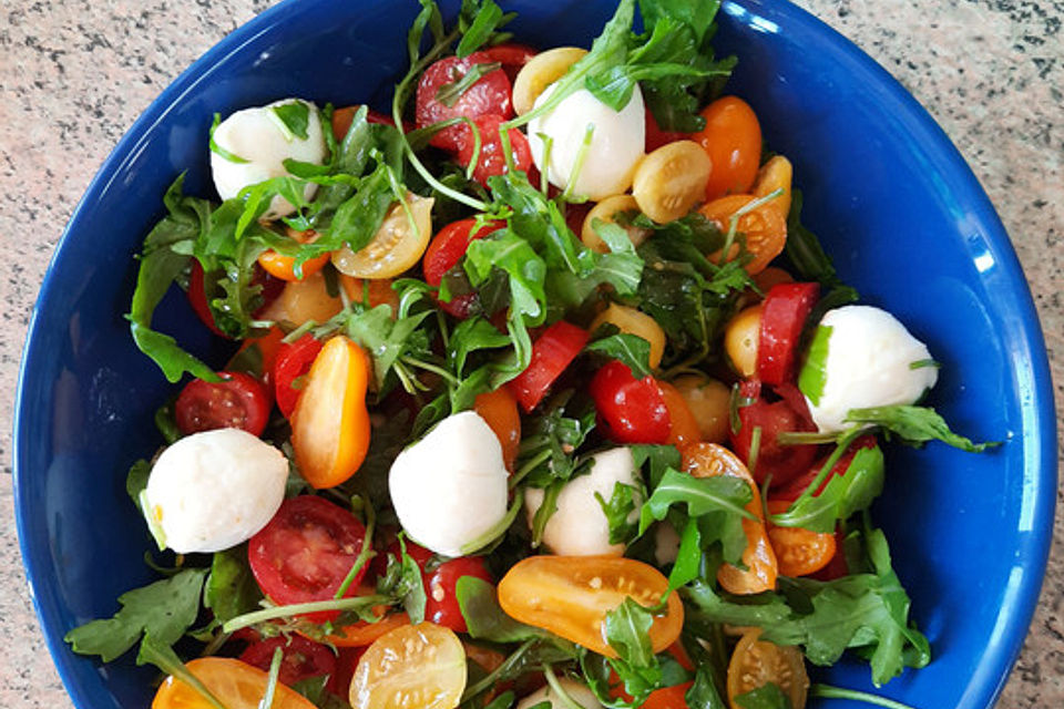 krümeltigers bunter Tomatensalat mit Mozzarella und Rauke