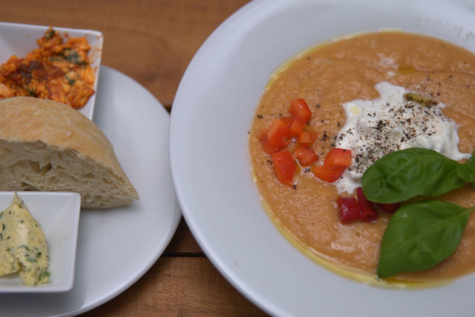 Erfrischende Gazpacho mit Basilikum, frischen Tomaten und cremiger Burrata