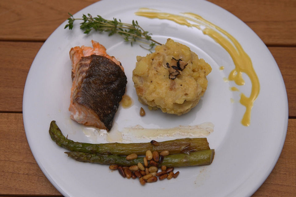 Gegrilltes Lachsfilet, grüner Spargel mit einer Zitronenvinaigrette und getrüffeltem Bratkartoffelstampf