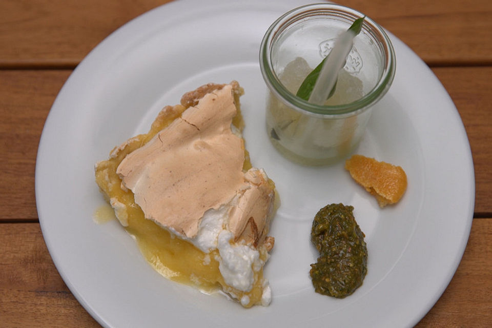 Lemon-Pie mit Baiserhaube, Zitronen-Basilikum-Granita, Honeycomb und Zitronenmelissen-Pistazien-Pesto