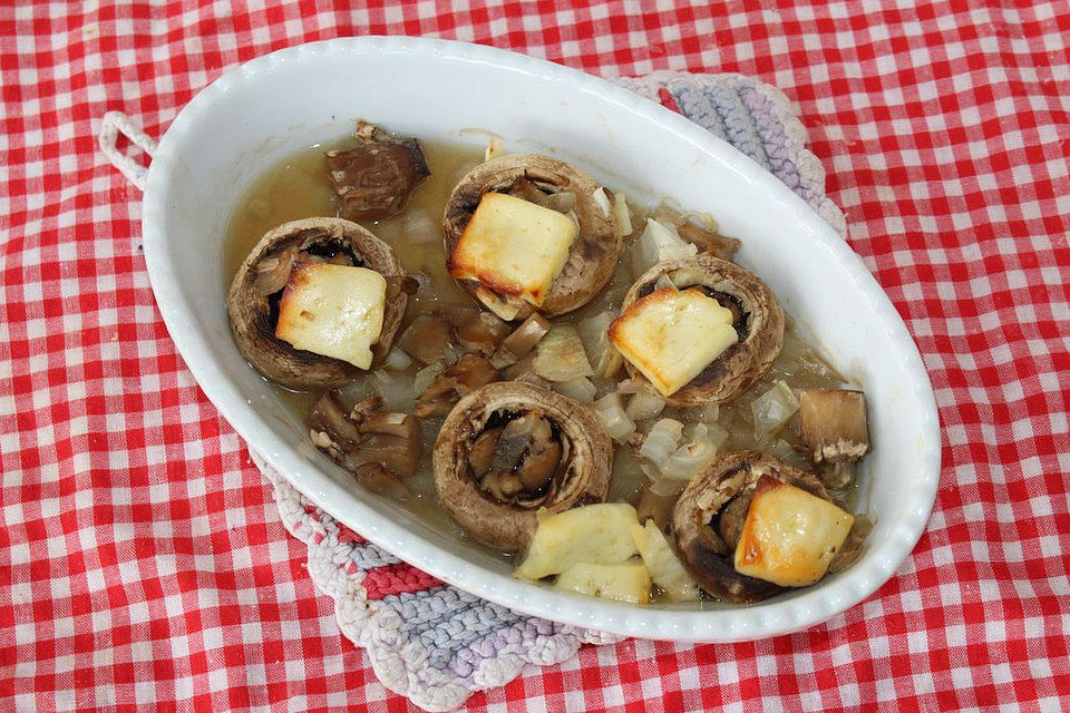 Überbackene Champignons mit Feta und Knoblauch gefüllt