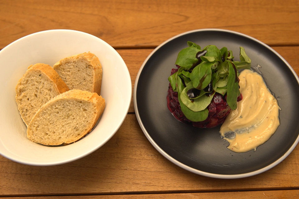 Rote Bete-Tatar und Cashew-Mayo mit Baguette Rote Bete-Tatar und Cashew-Mayo mit Baguette